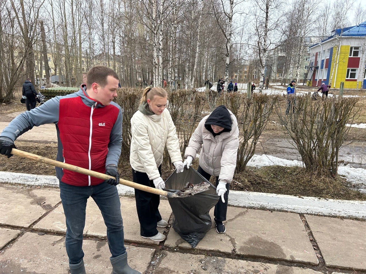 Большая весенняя уборка в Новодвинске.