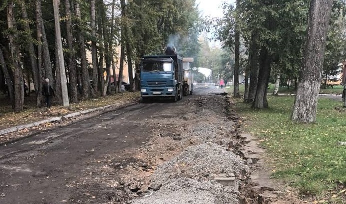 На территории центральной городской больницы ремонтируют проезды.