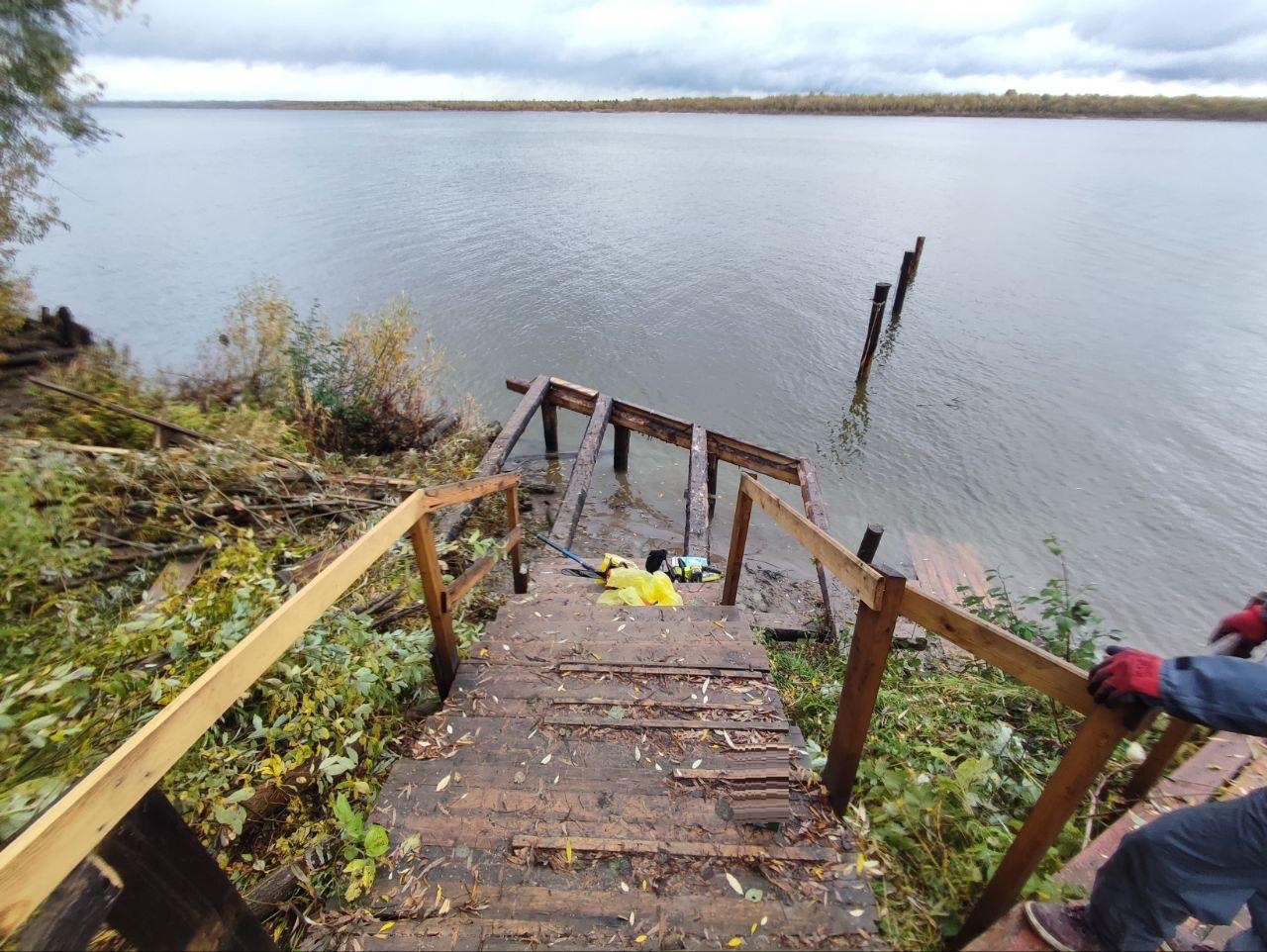 В Городском парке Новодвинска начался демонтаж спуска к реке.