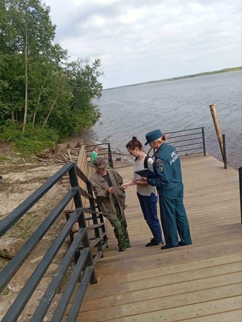 В рамках месячника безопасности на водных объектах в Новодвинске проведен профилактический рейд по береговым зонам.