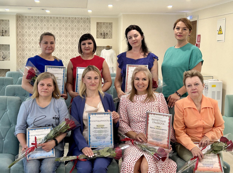 В Новодвинске наградили лучших работников торговли. В Новодвинске наградили лучших работников торговли.
